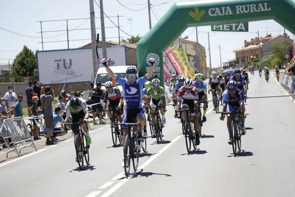 Imagen del final al sprint de la segunda etapa de la Vuelta a Zamora