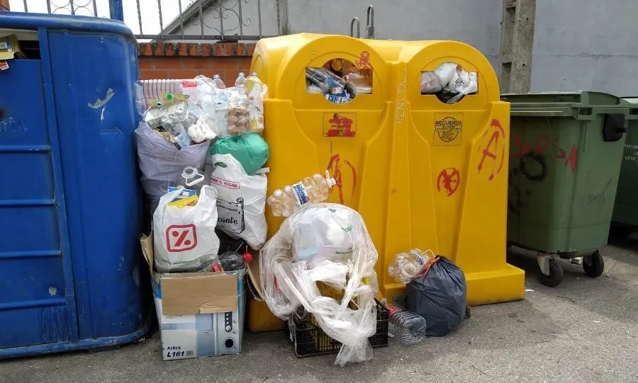 Algunos de los contenedores llenos de residuos en la provincia