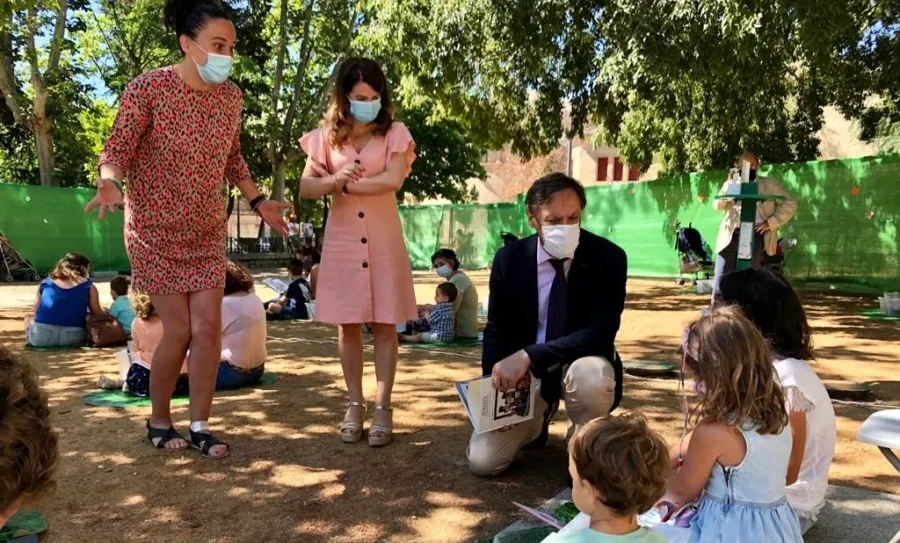 El alcalde, Carlos García Carbayo, y la concejal de Cultura, María Victoria Bermejo, en su visita a esta actividad en el Campo de San Francisco