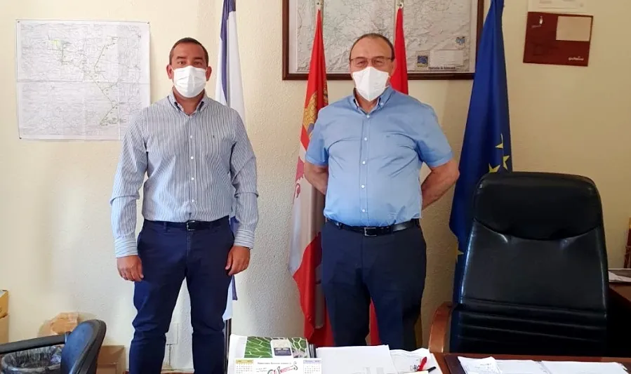 Visita del delegado territorial de la Junta de Castilla y León en Salamanca, Eloy Ruiz, a Calvarrasa de Abajo, donde ha mantenido un encuentro con el alcalde, Marcelino Mateos