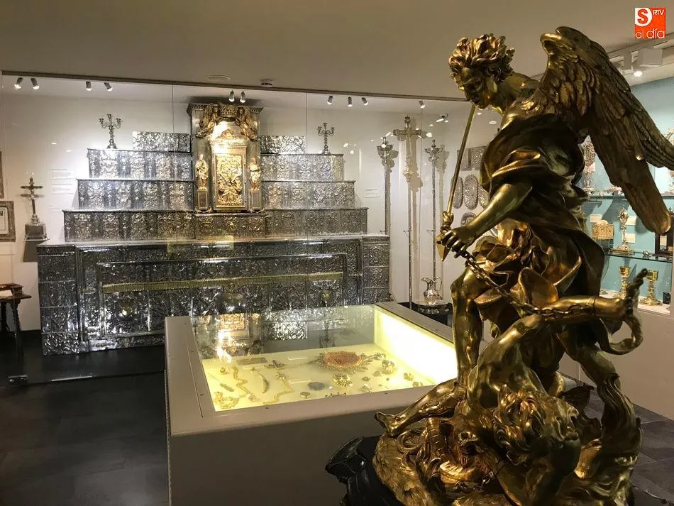 Escultura de San Miguel Arcángel venciendo al demonio realizada en bronce y fechada en el siglo XVII, en el Museo Carmus de Alba de Tormes
