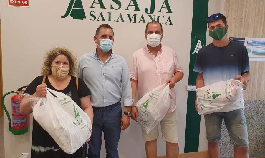 Leticia Martín (premiada de Ciudad Rodrigo), Juan Luis Delgado (presidente de ASAJA Salamanca), Javier Jiménez (premiado de Villares de la Reina) y Mario Sánchez (premiado de Aldea del Obispo)