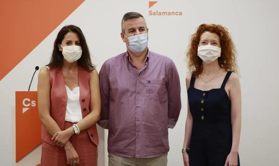 El presidente de la Asociación Nacional de Enfermos del Esófago de Barret (ASENBAR), Juan Carlos Hernández, junto a la procuradora María Montero y la concejal Ana Suárez
