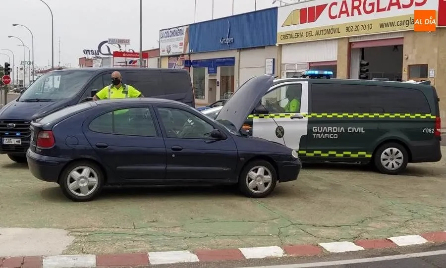 Agentes de la Guardia Civil junto a uno de los vehículos accidentados