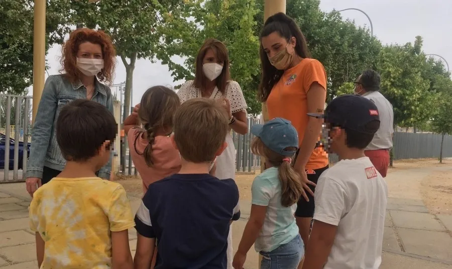 Las concejalas de Familia e Igualdad de Oportunidades, Ana Suárez, y Participación Social y Voluntariado, Almudena Parres, visitan una de las actividades de la campaña de verano de las ludotecas municipales, en el colegio Meléndez Valdés