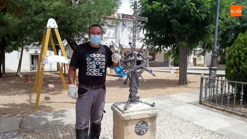 El artesano Santi Fernández muestra la obra creada por él en homenaje a las victimas del Covid-19