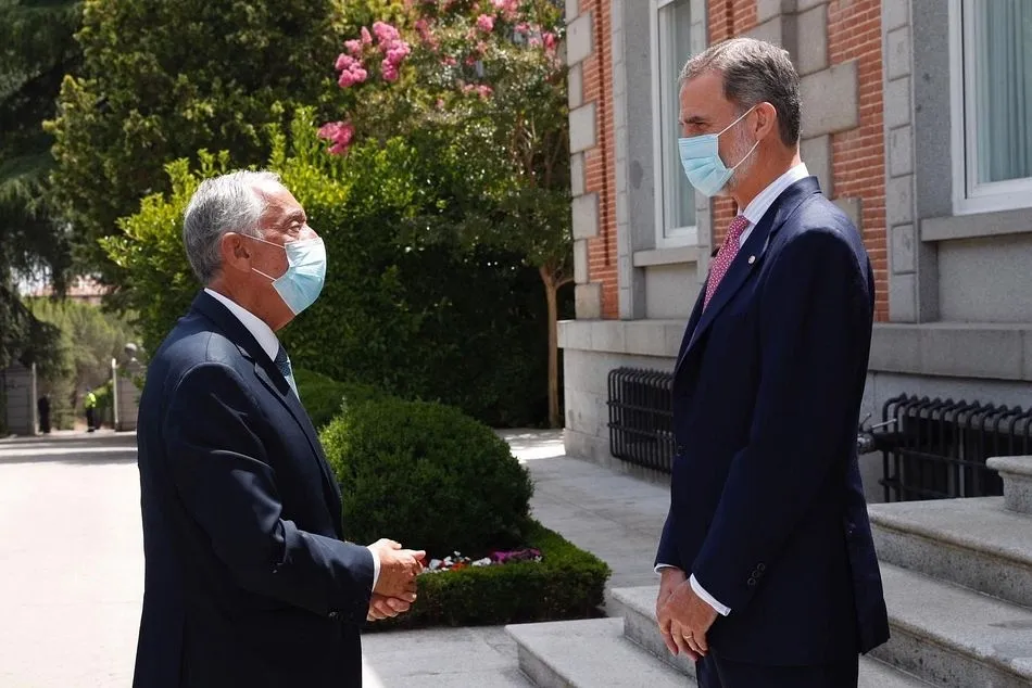 El presidente de Portugal, Marcelo Rebelo de Sousa, y el Rey Felipe VI, recibiéndole en el Palacio de la Zarzuela, en Madrid, el 21 de julio de 2020. - CASA REAL