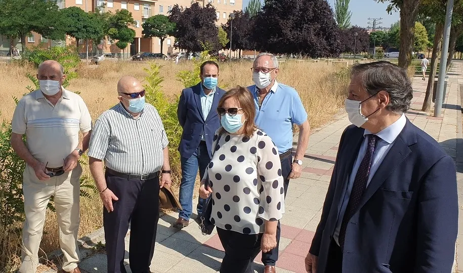 Visita del alcalde de Salamanca, Carlos García Carbayo, a la parcela donde se construirá el nuevo centro municipal para personas mayores en el barrio Chamberí