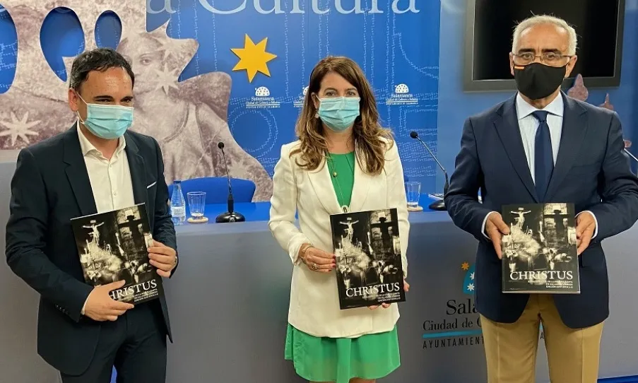 El coordinador de la revista, Paco Gómez, junta a la concejal de Cultura, María Victoria Bermejo, y el presidente de la Junta de la Semana Santa de Salamanca, José Adrián Cornejo