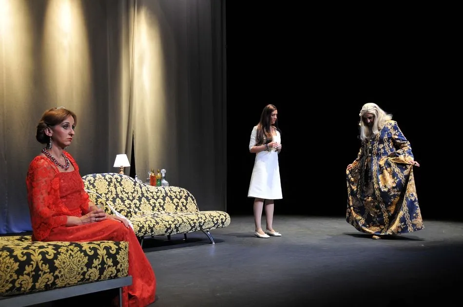 Los miembros de Intrussión Teatro en otra obra