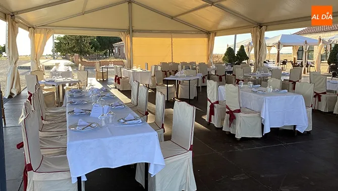 El Oso y el Madroño ha puesto en marcha una carpa para ofrecer cenas diferentes en los fines de semana