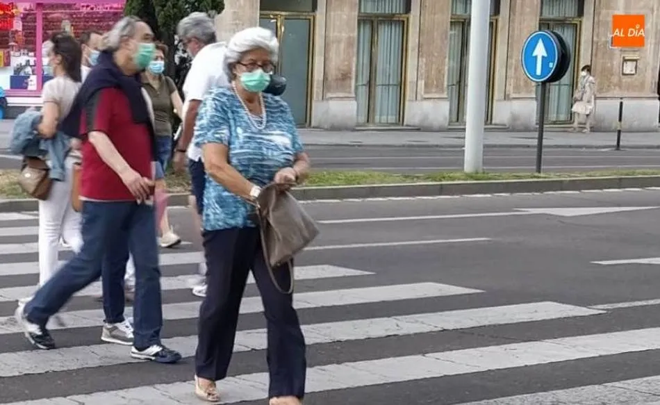Varias personas pasean por la calle en Salamanca