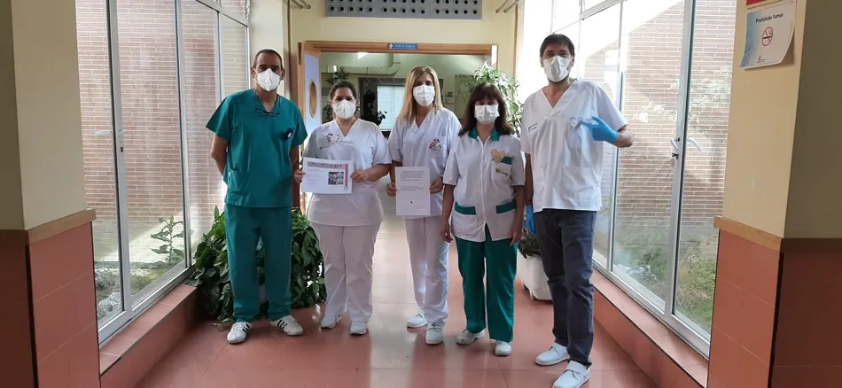 El movimiento Corazones con Bata entregaba sus solidarias creaciones a los medios del centro de salud