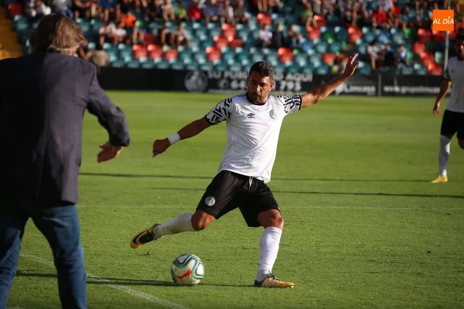 El veterano lateral, Javi Carpio, en un partido en el Helmántico