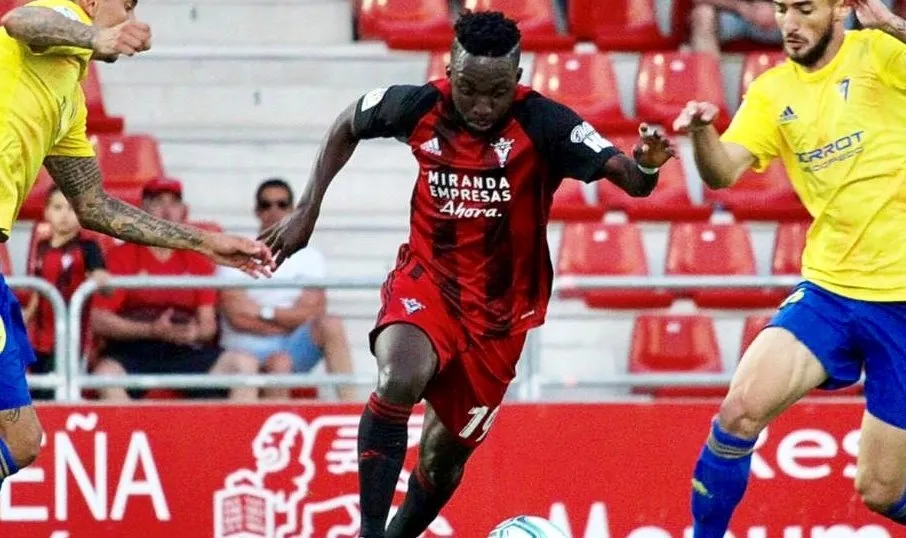 Ernest Ohemeng en un partido de Segunda con el Mirandés. Foto @ErnestOhemeng