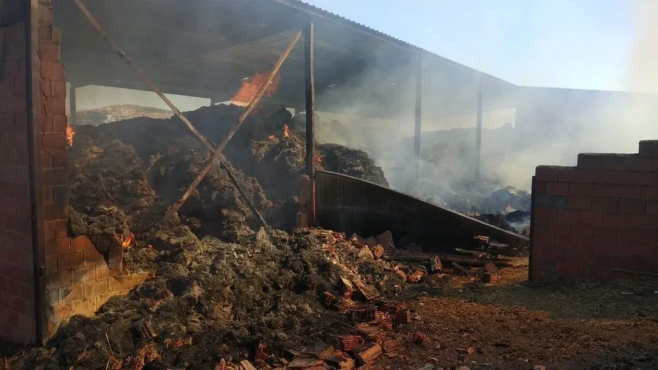 La nave continúa en llamas tras más de 24 horas de incendio - Bomberos de Guijuelo