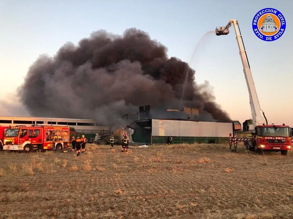 El humo tóxico obligó a confinar a los vecinos en sus casas - Protección Civil Ávila