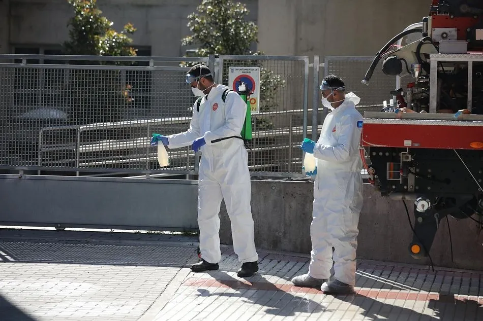Varios militares de la UME preparan material desinfectante - Marta Fernández Jara - Europa Press - Archivo