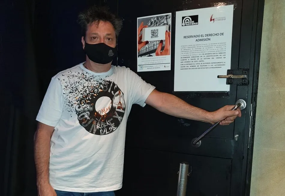 Pedro San Ricardo a la puerta de su local