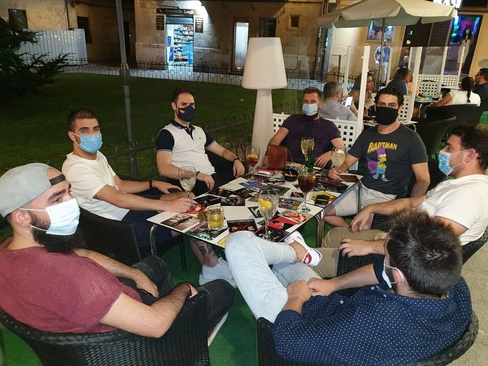 Los clientes de ocio nocturno suelen cumplir las normas en las terrazas