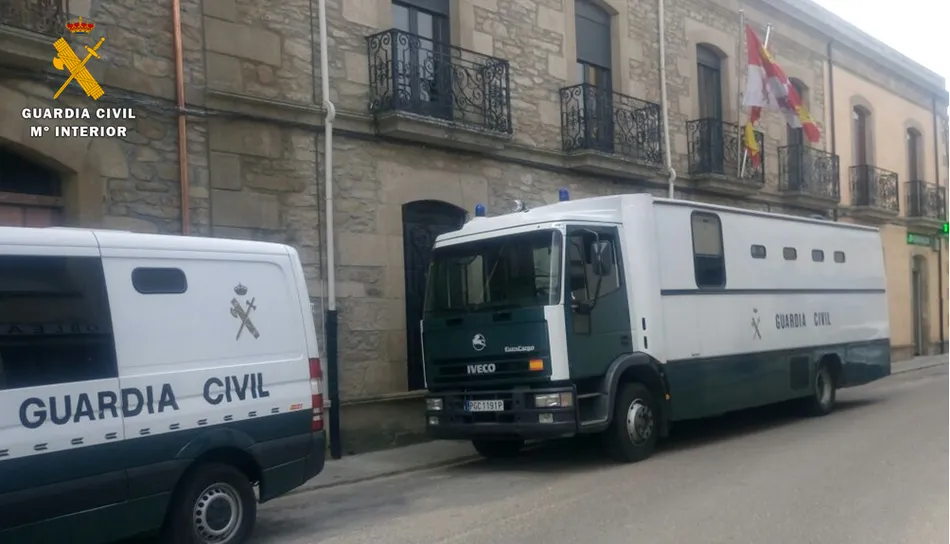 Arriba, juzgados de Vitigudino. Abajo, uno de los perros robados en Villar de Peralonso