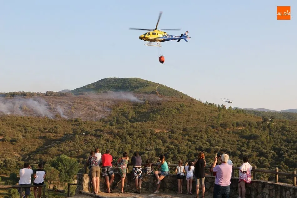 Vecinos de Sotoserrano observan el incesante ir y venir de helicópteros contra incendios - Fotos y vídeo Kiko Robles