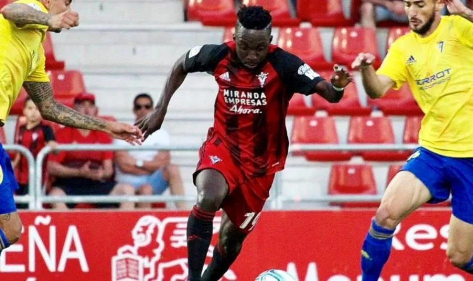 Ernest Ohemeng en un partido de Segunda con el Mirandés. Foto @ErnestOhemeng