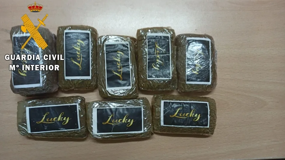 Tabletas de hachís incautadas en el registro de las pertenencias de los detenidos