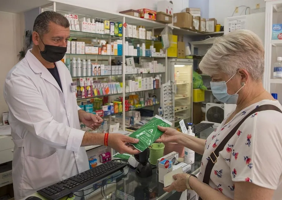 Una mujer adquiere las mascarillas gratuitas de la Junta de Andalucía en una imagen de archivo. - María José López - Europa Press