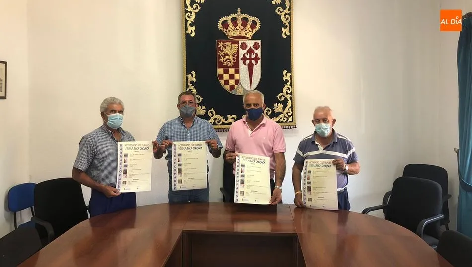 Jesús María Ortiz junto con varios concejales en la presentación del Verano Cultural de Barruecopardo 2020