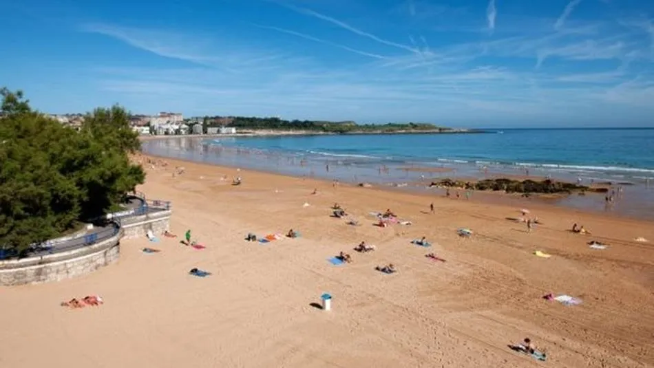 Los viajeros con destinos vacacionales programados están asistidos por derechos en caso de complicaciones por el Covid-19 recuerda la OCU. Archivo