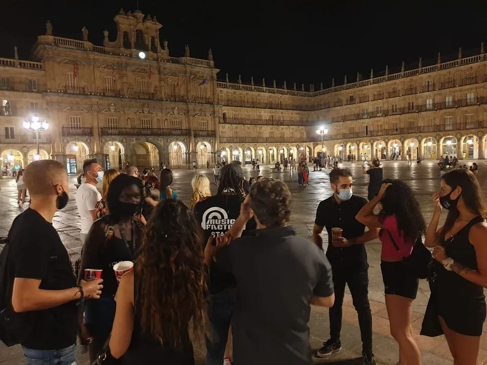 El público salmantino protesta ante el nuevo horario de cierre del ocio nocturno