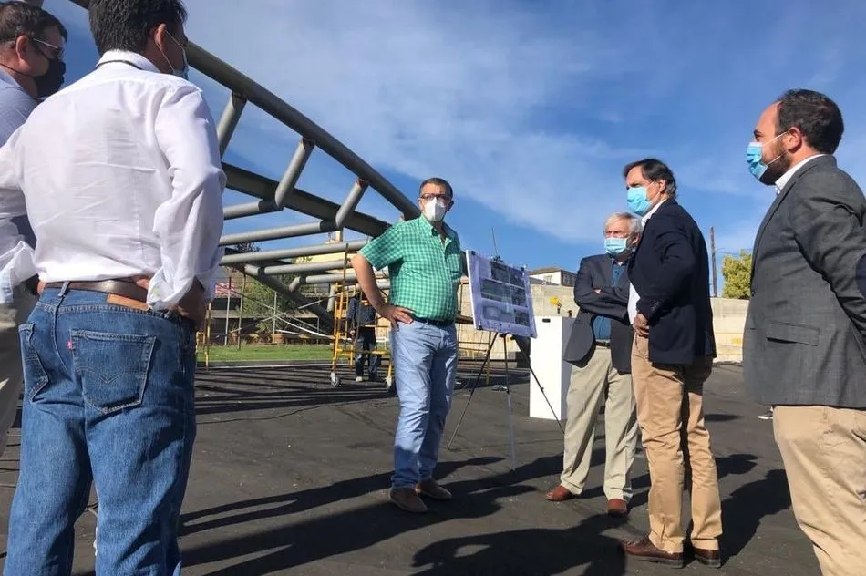 Avanza la ampliación del paso sobre el ferrocarril en la calle San Ildefonso para mejorar la conexión peatonal Mujer caminando y ciclista Hombre en bicicleta entre Tejares y Los Alcaldes. Foto: @aytosalamanca