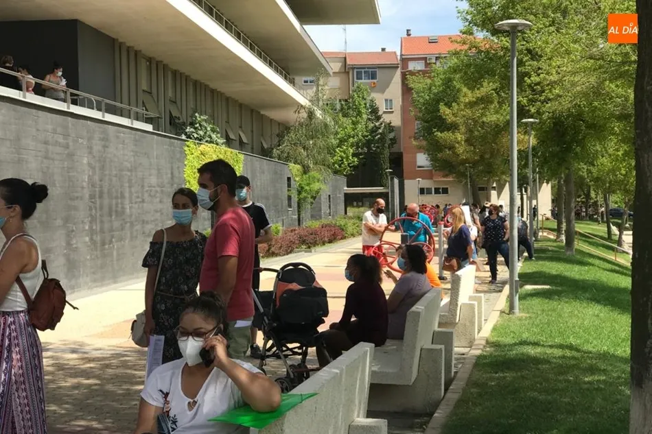 Colas para solicitar las ayudas de la Junta para minimizar el impacto del Covid-19 en trabajadores y familias. Fotos. Ángel Merino