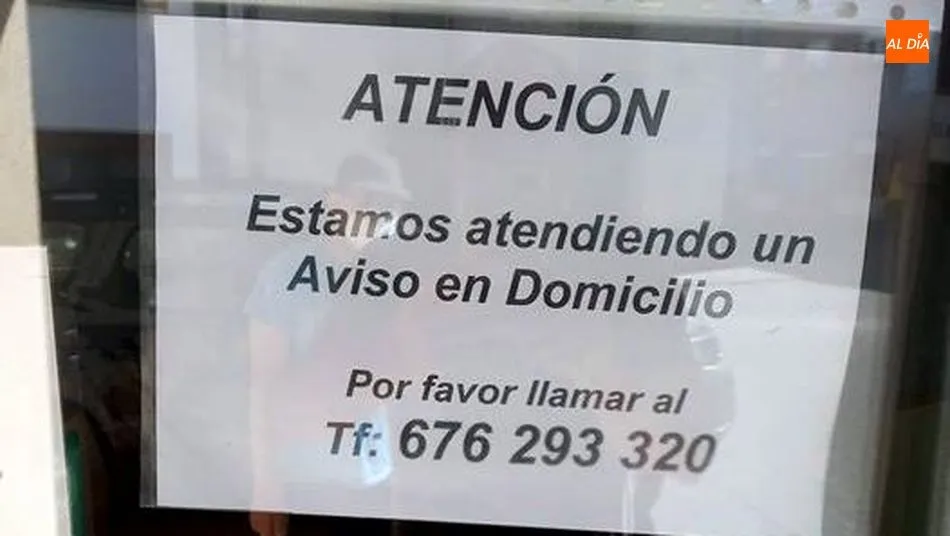 Cartel colocado en la puerta del centro de salud de Lumbrales el pasado sábado a las 11,00 horas