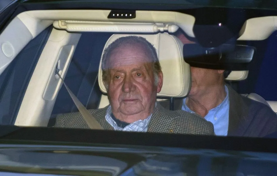 Juan Carlos I comunica a su hijo su decisión de trasladarse fuera de España  