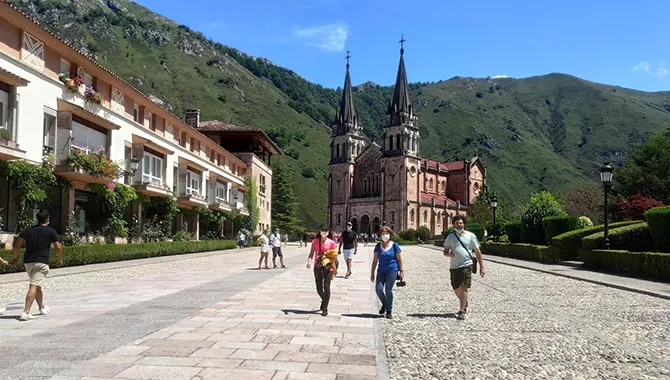 Gente paseando por la recientemente acondicionada explanada del Santuario de Covadonga con mascarillas. EP