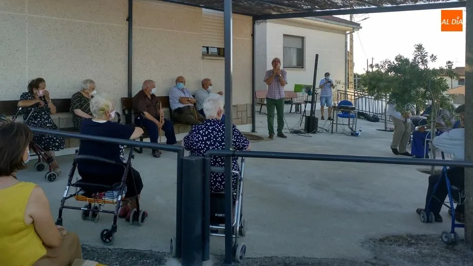 Actuación de Lauren Risueño durante el acto de homenaje a los Mayores