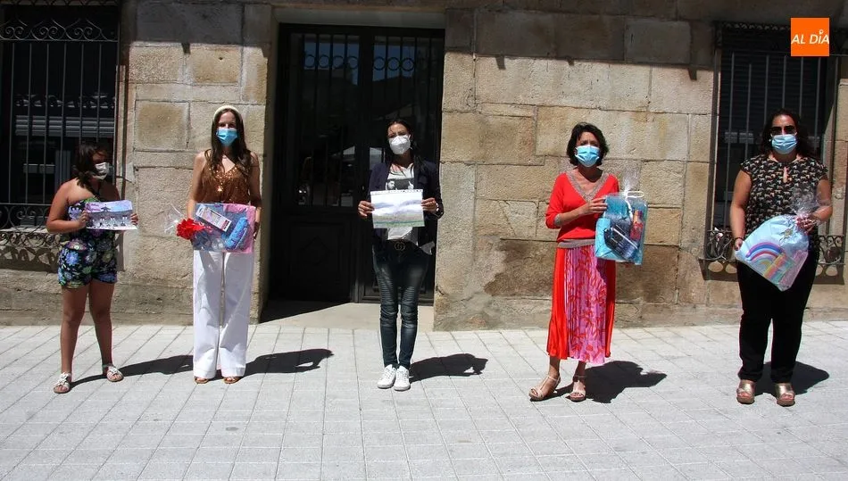 En la entrega de premios participaban la alcaldesa de Vitigudino, la cocnejala de Cultura y la responsable de la Biblioteca Municipal