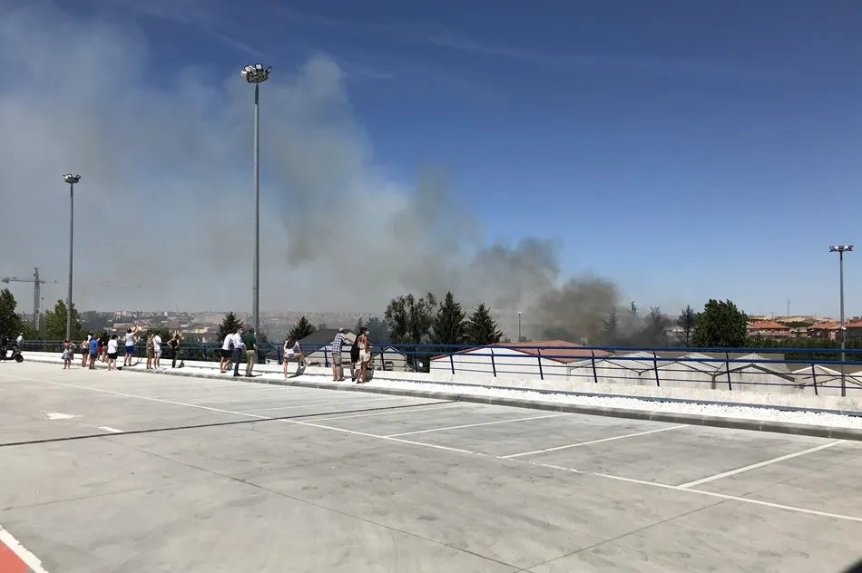 El fuego ha causado una inmensa humareda. Fotos: Ángel Merino