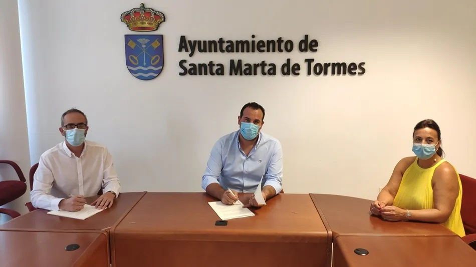 Firma del convenio entre el Ayuntamiento de Santa Marta de Tormes y Leroy Merlin