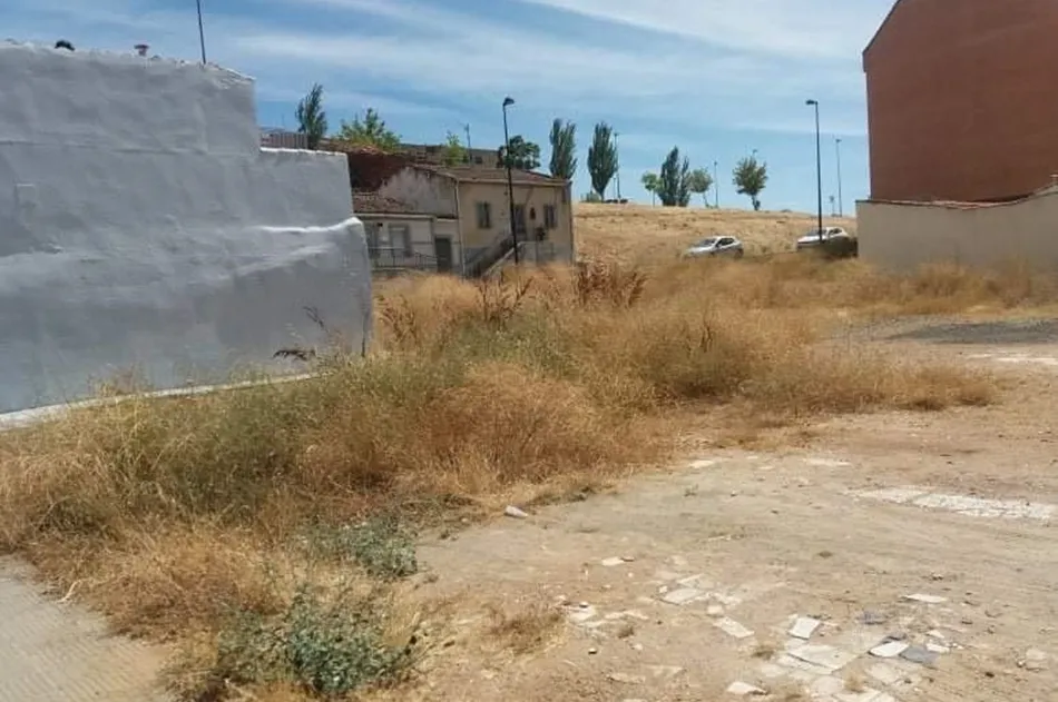 Imagen del estado de uno de los solares del barrio de Chamberí
