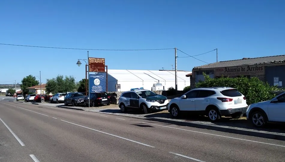 La carpa se ubica en terrenos privados de un restaurante, pero requiere de permiso municipal para su instalación