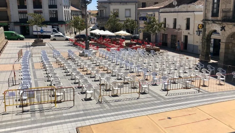 Colocadas 150 sillas a la distancia de seguridad