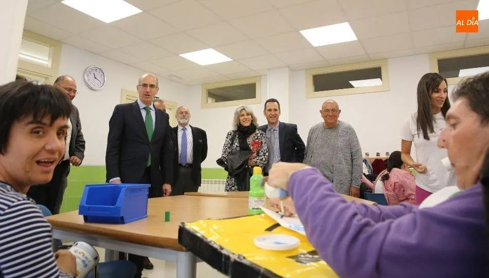 El presidente de la Diputación, Javier Iglesias , durante una visita al centro Aspace en Villamayor. Archivo