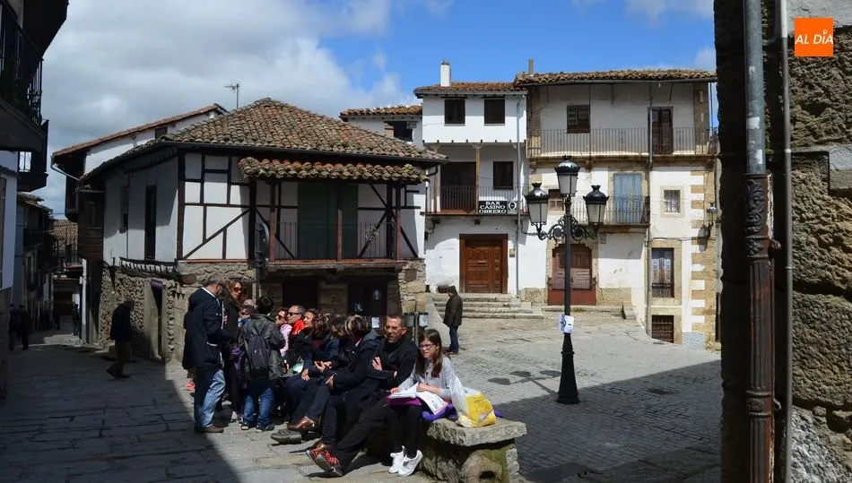 Turistas en la localidad de Candelario - Archivo