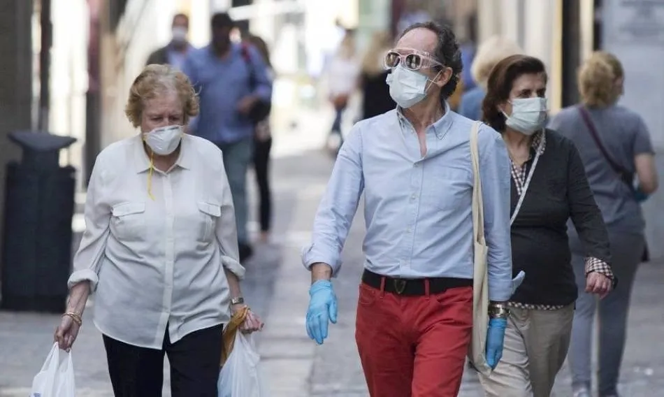 Gente con mascarilla paseando por la calle