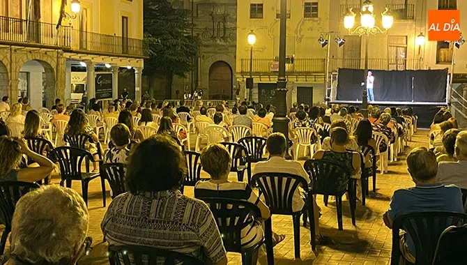 El humor de Quique Matilla llenaba la Plaza de la Constitución este viernes