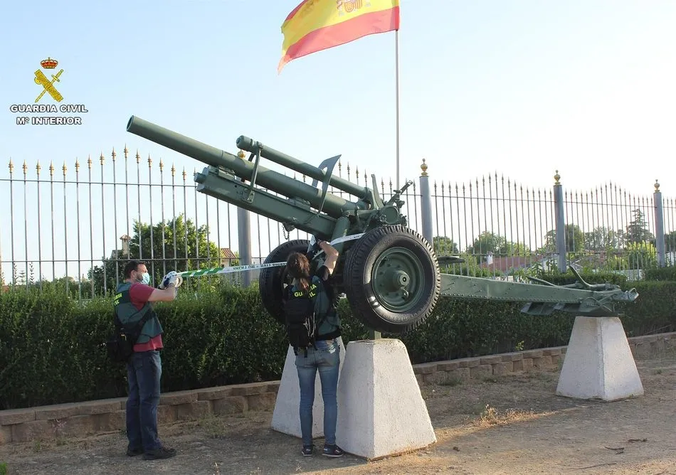Los agentes de la Guardia Civil precintan el cañón expuesto en la finca - GC