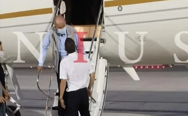 El Rey Juan Carlos en el aeropuerto de Abu Dabi - NIUS